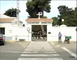 Imagen de Flores En El Camposanto De Torrevieja Como Manifestacion Del Recuerdo Hacia Los Difuntos