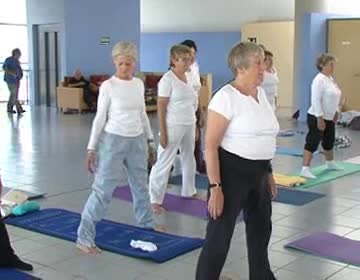 Imagen de Un centenar de personas mayores protagonizan una concentración de yoga en el CMO