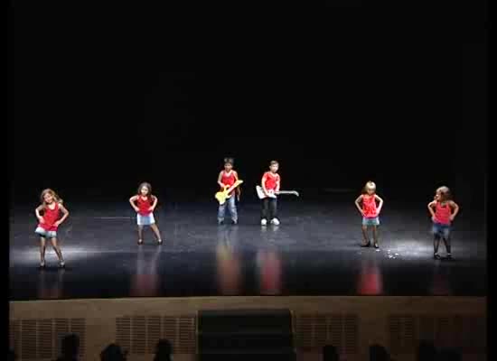 Imagen de Una treintena de alumnos toman parte en el espectáculo ¡Bailamos! de la Escuela Payas