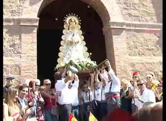 Imagen de Cientos de personas arropan a la Virgen del Rocío en su Romería en Lo Albentosa