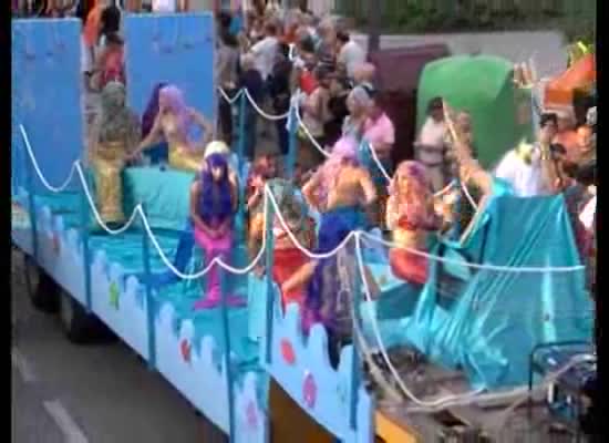 Imagen de El desfile multicolor de La Mata llena las calles de alegría y colorido