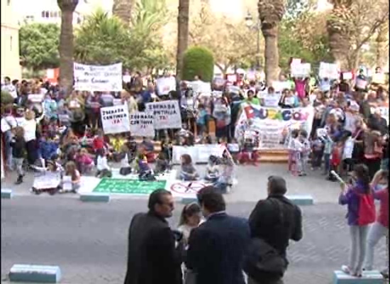 Imagen de Cuatrocientas personas reclaman la Jornada Continua para los centros torrevejenses