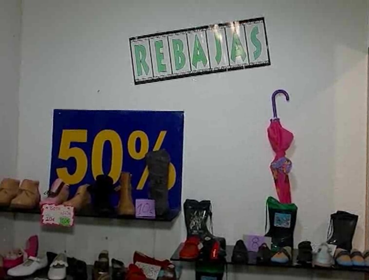 Imagen de Las tiendas y comercios de Torrevieja cuelgan el cartel de Rebajas hasta el 12 de marzo 