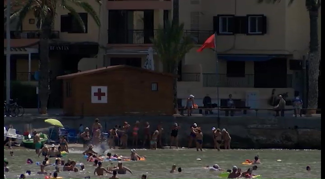 Imagen de El concejal de playas hace un llamamiento a los bañistas para que respeten la bandera roja