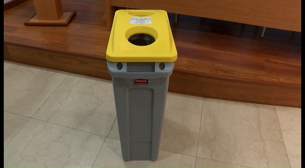 Imagen de Medio Ambiente instala 25 contenedores para recogida de envases ligeros en dependencias municipales