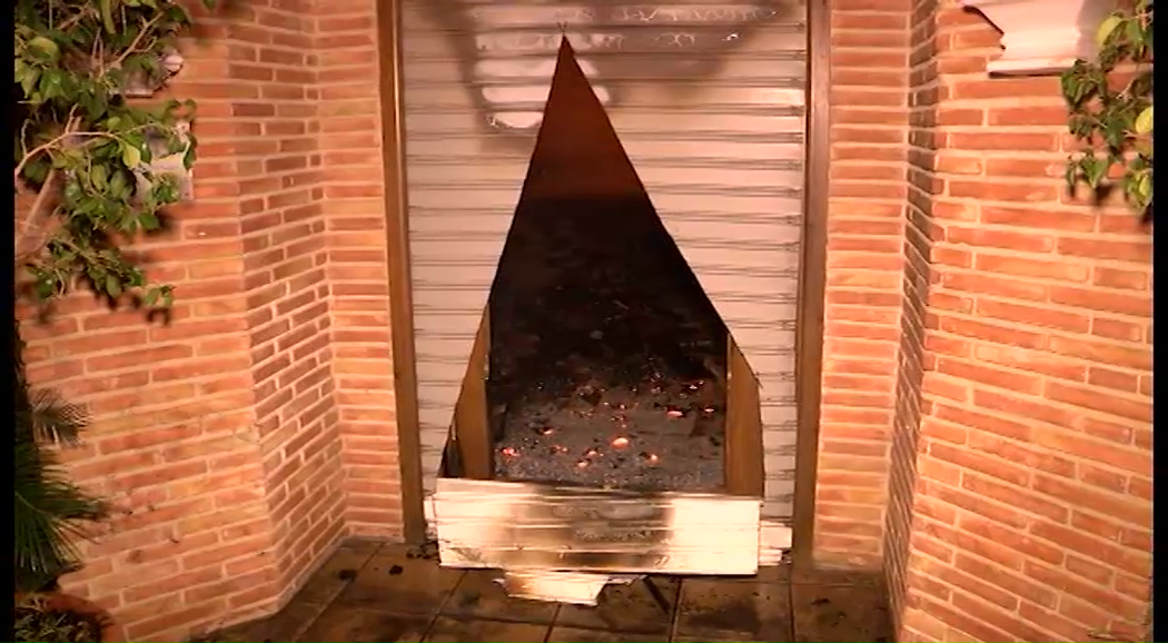 Imagen de El fuego calcina una conocida pizzeria de Los Balcones en plena madrugada