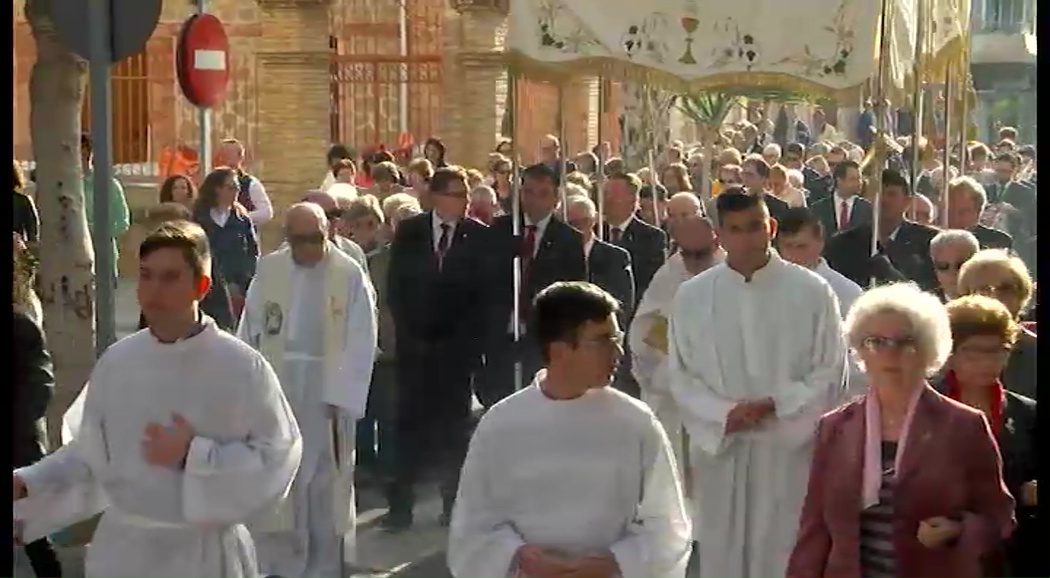 Imagen de Tres enfermos reciben en sus hogares la Comunión durante la procesión de san Vicente Ferrer