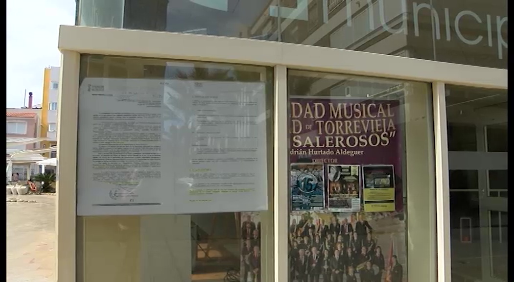Imagen de El gobierno local coloca carteles informativos en el teatro sobre la situación del cierre