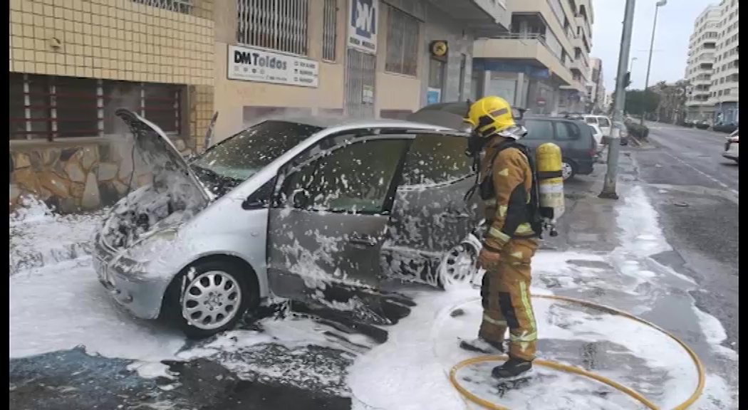 Imagen de Los bomberos extinguen el incendio de un coche que conducía por la Avenida Gregorio Marañón