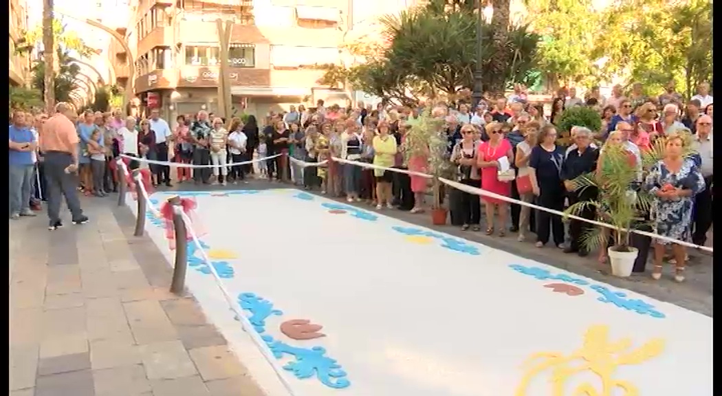 Imagen de Un tapiz de sal abre la procesión del Corpus Christi