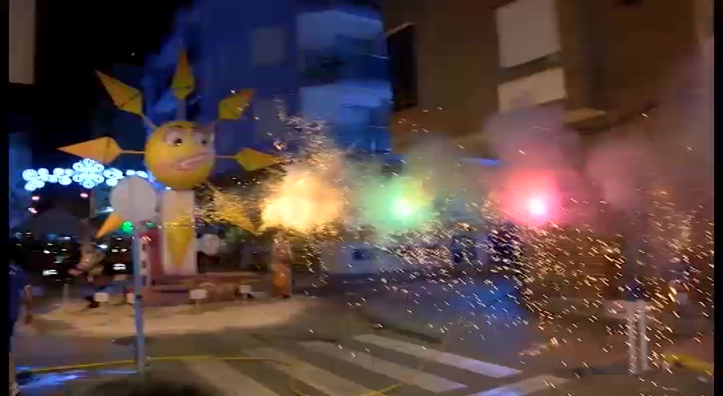 Imagen de La Hoguera Molinos del Calvario pone el punto y final a la fiesta con la tradicional cremà