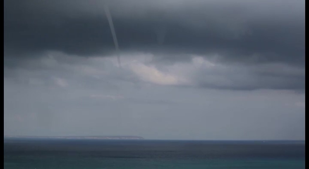 Imagen de Una manga marina sorprende a los bañistas de la Playa de la Mata