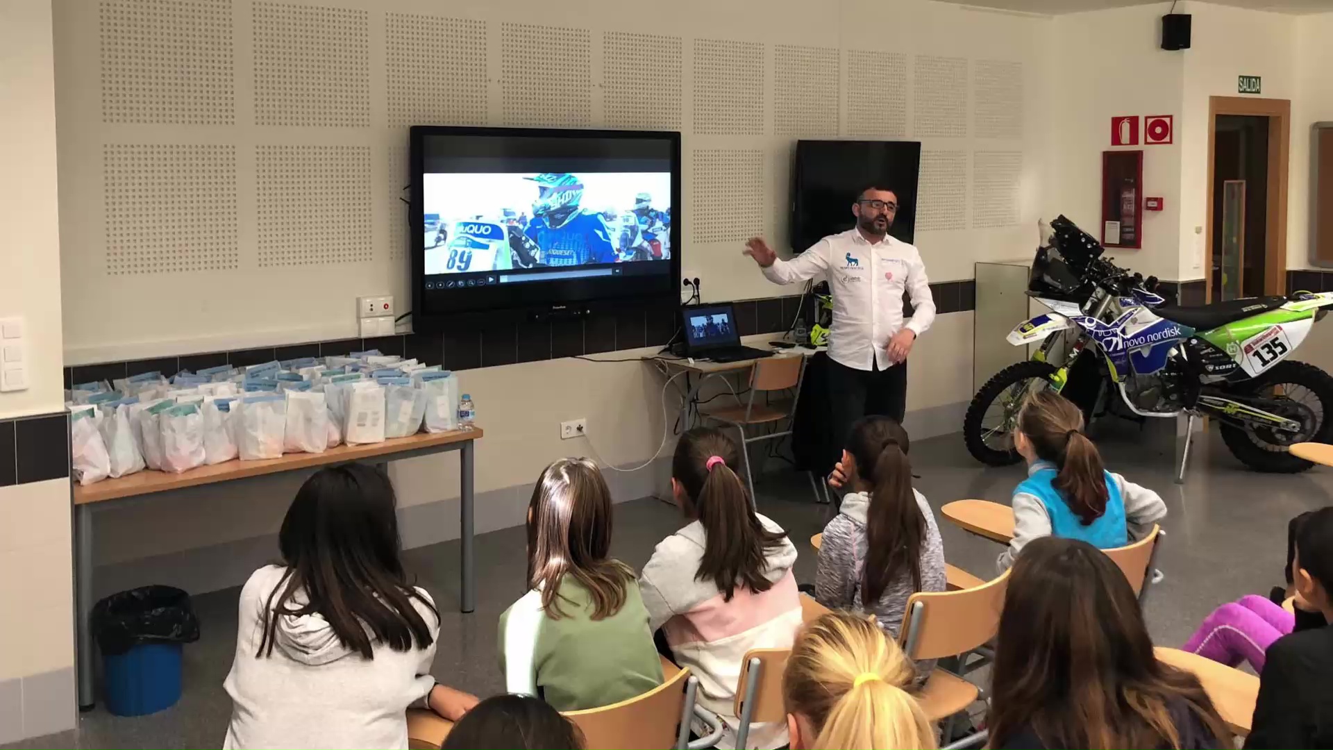 Imagen de El piloto de motos con diabetes, Daniel Albero, acerca su enfemedad a alumnos del colegio Acequión