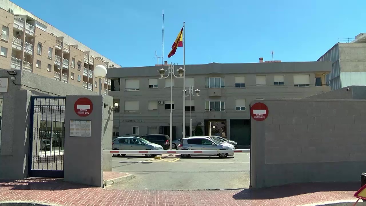 Imagen de Un guardia civil en prácticas y fuera de servicio salva a una familia del incendio en su casa