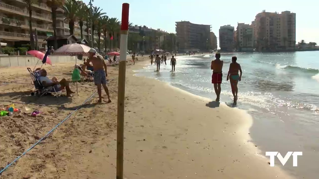 Imagen de Tranquilidad y sin aglomeraciones en el primer día de reapertura de las playas torrevejenses