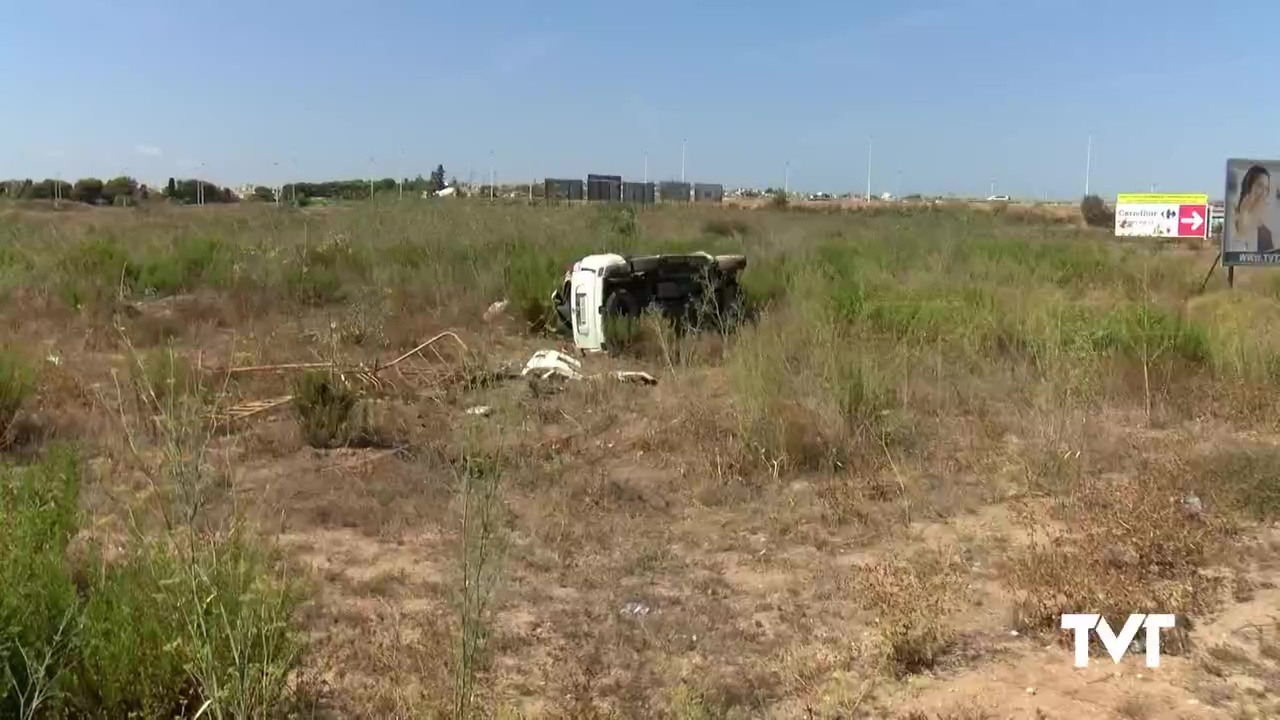 Imagen de Un coche vuelca en una rotonda de madrugada: heridos leves cuatro jóvenes de entre 17 y 27 años