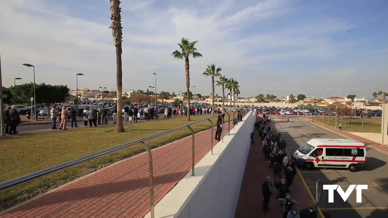 Imagen de Colas interminables en el Hospital de Torrevieja en el 1º día de vacunación COVID sin cita previa