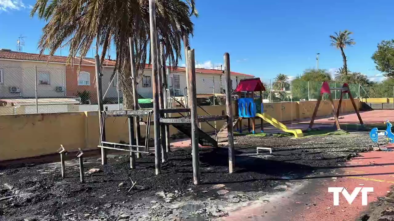 Imagen de Se investiga si un incendio que ha calcinado un parque infantil pudiera haber sido provocado