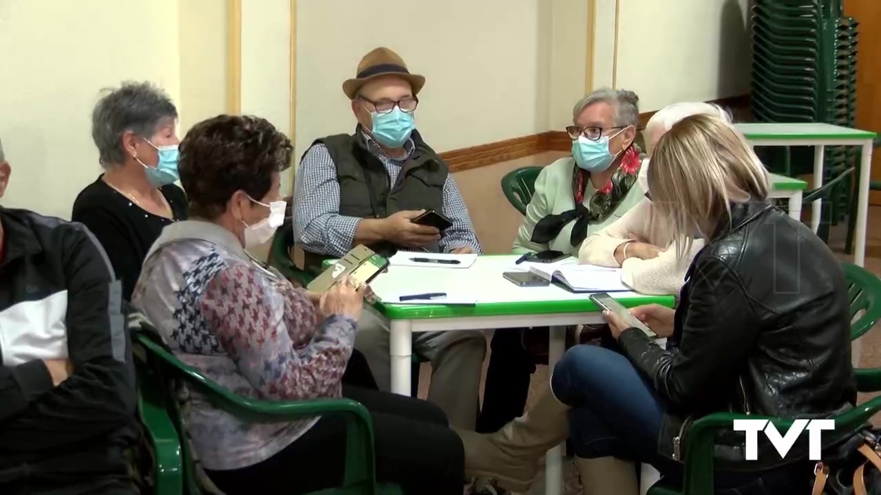 Imagen de Nuestros mayores se ponen al día en el manejo del móvil y uso de internet