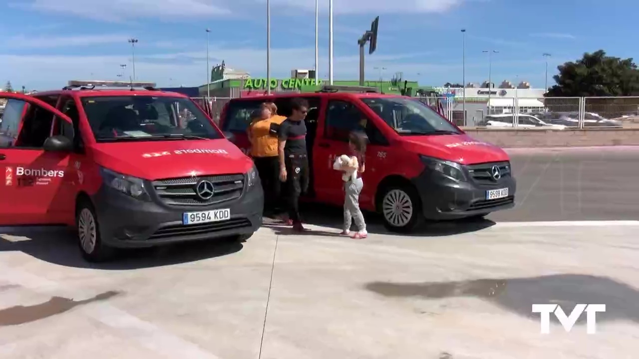 Imagen de Los bomberos regresan con 19 refugiados a Torrevieja