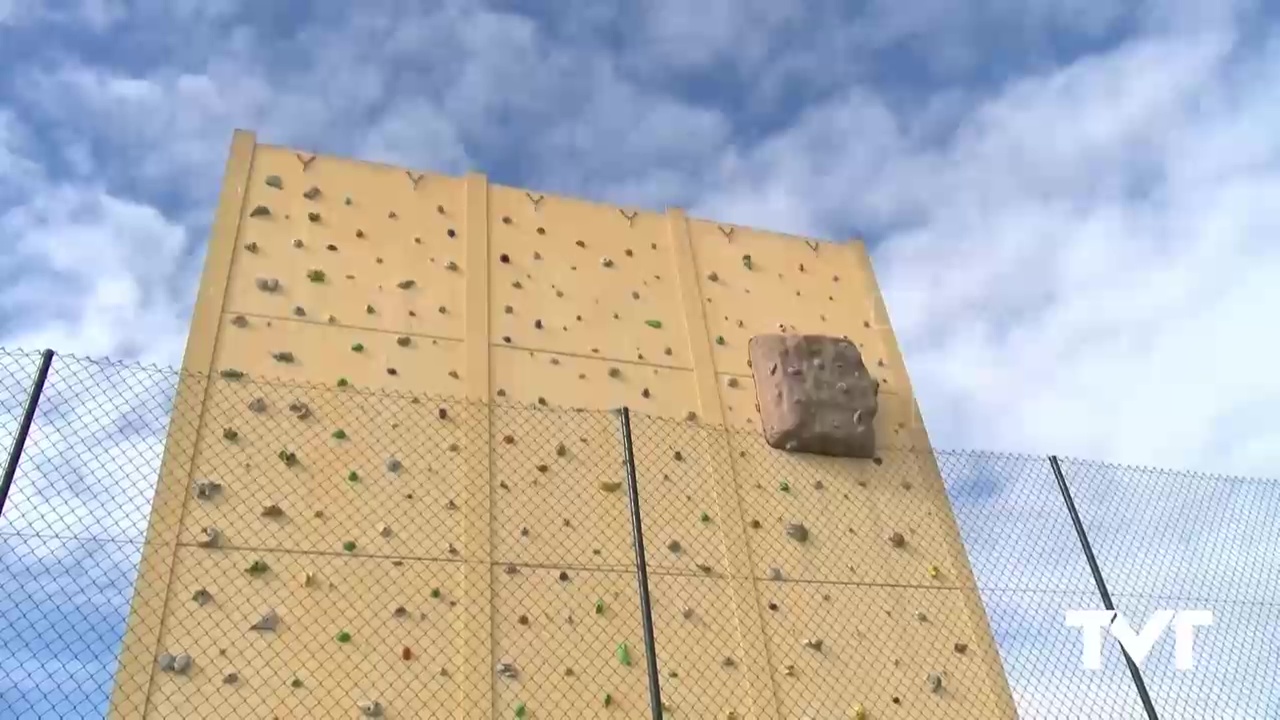 Imagen de Un club de escalada y vecinos de Torrevieja recogen firmas para que se instale un rocódromo