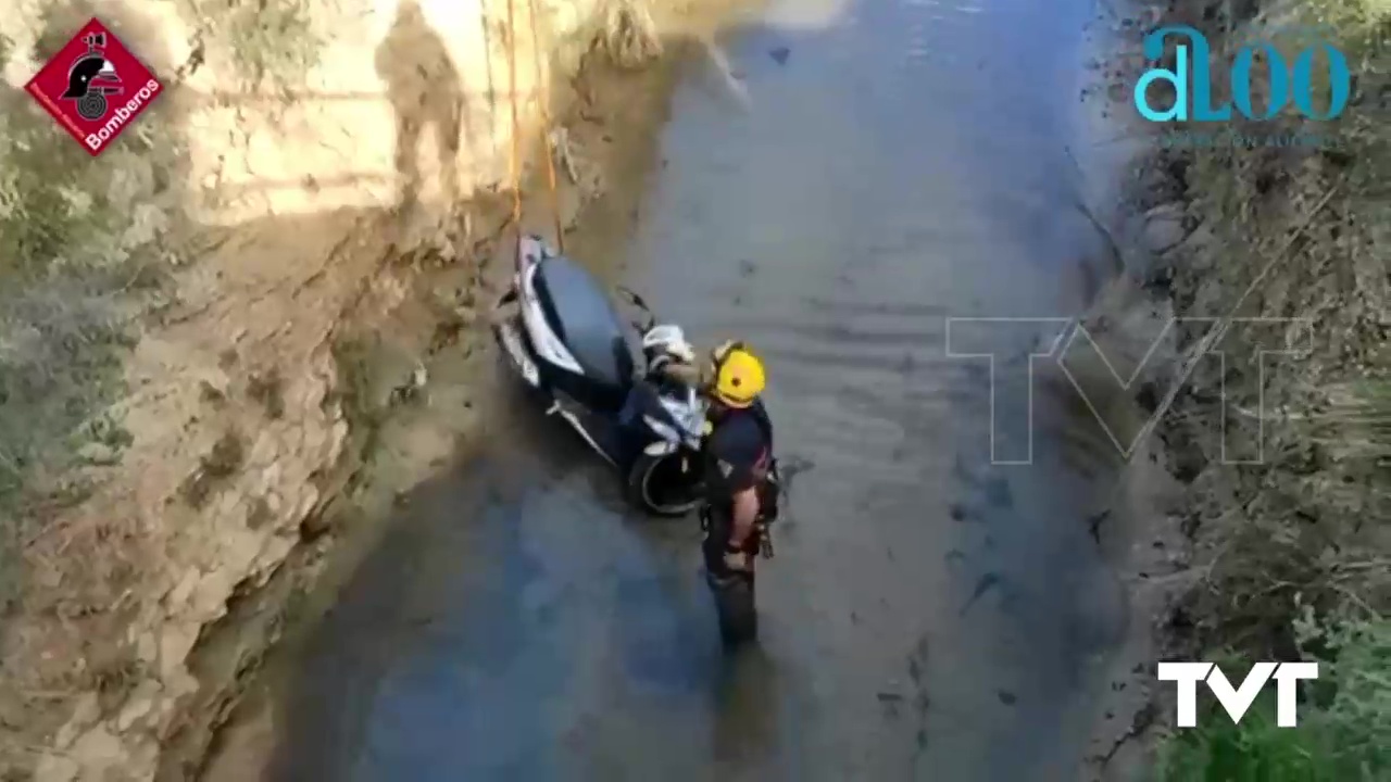 Imagen de Los bomberos retiran una moto de un canal del parque natural