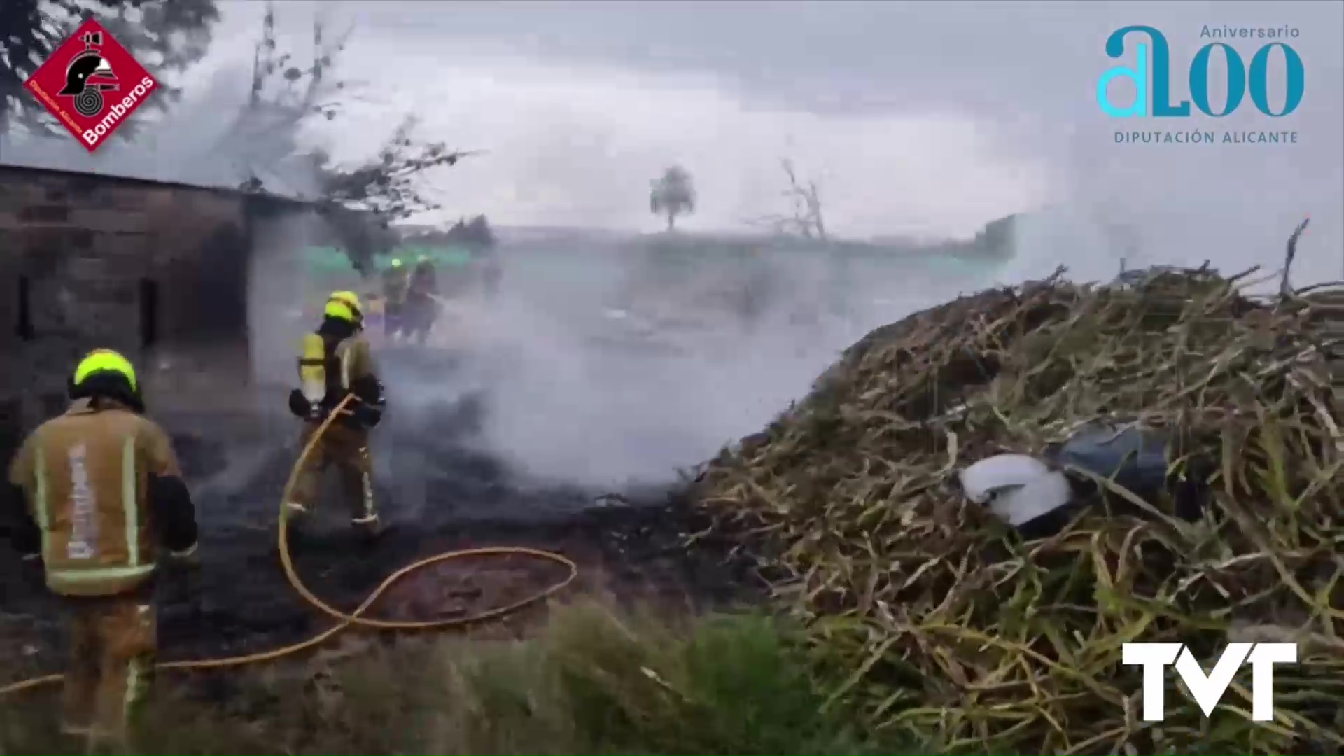 Imagen de El incendio en una finca de Los Montesinos calcina vegetación y utensilios de riego