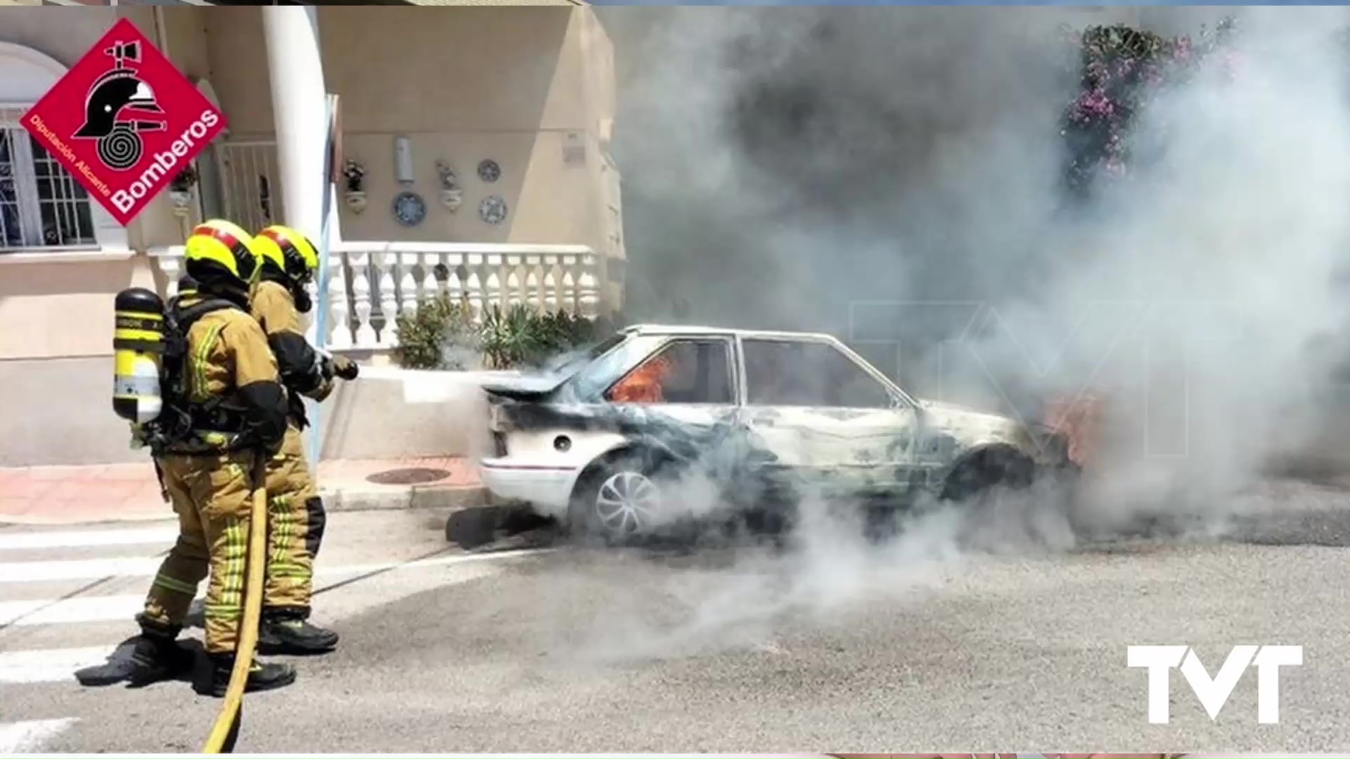 Imagen de Se incendia un vehículo en la puerta de una vivienda. Ha ocurrido en Torrevieja