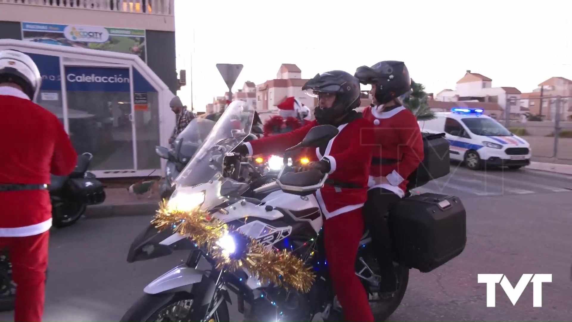 Imagen de Torrevieja se llena de solidaridad, espectáculo y color navideño con la celebración de la IV MotoPapanoelada