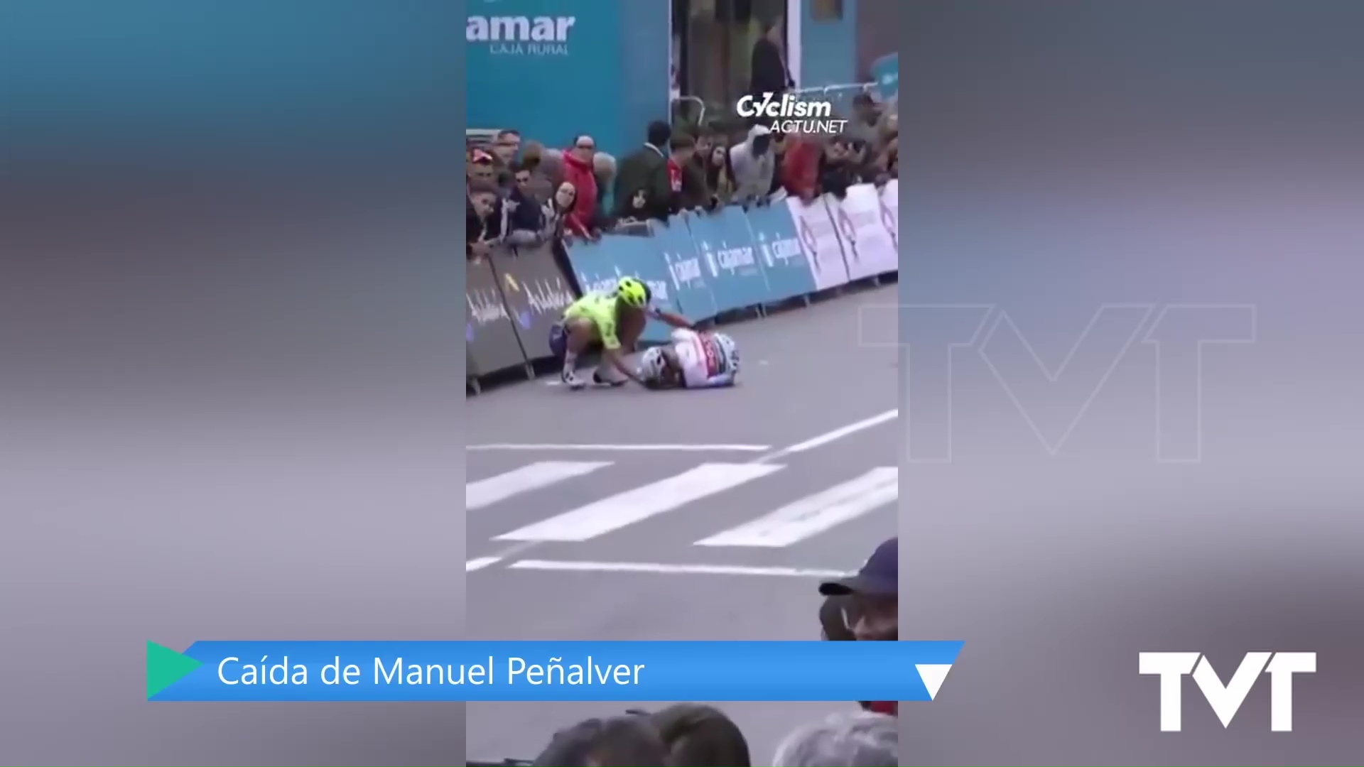 Imagen de La caída del torrevejense Manuel Peñalver en la Clásica de Almería pone de manifiesto los valores del deporte 