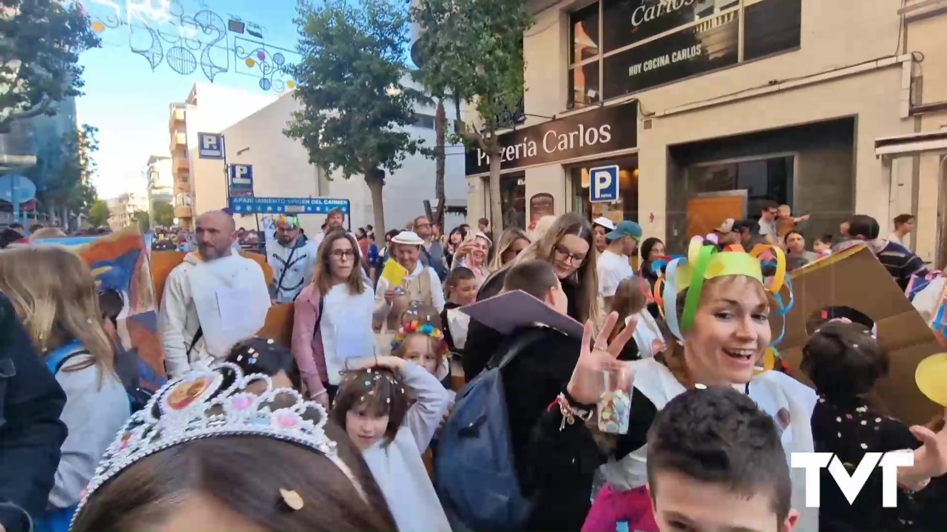 Imagen de El desfile más simpático de las fiestas del carnaval de Torrevieja: «el carnaval de los coles» con medio millar de participantes 