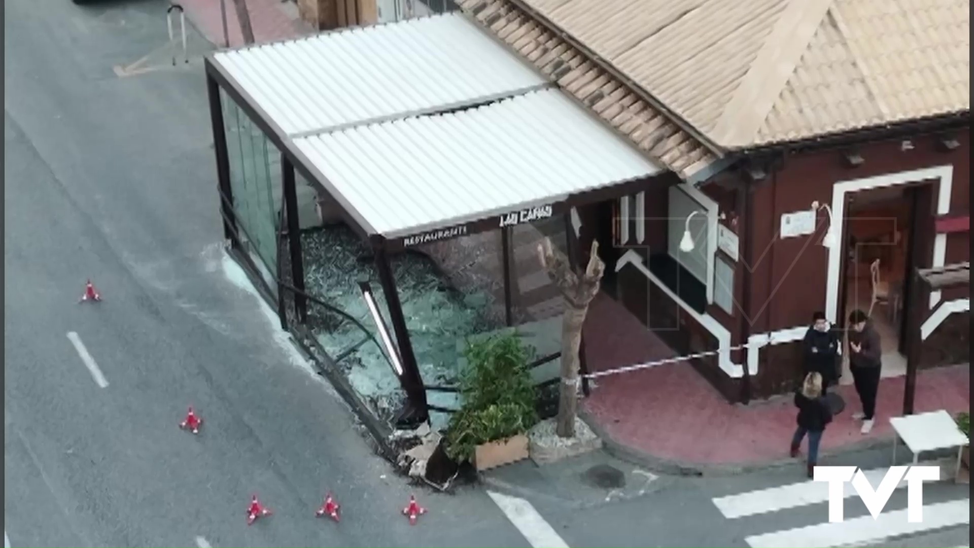 Imagen de Un vehículo se lleva por delante la terraza del Bar-Restaurante Las Cañas. El conductor se dio a la fuga. Fue localizado y dio positivo en alcoholemia 