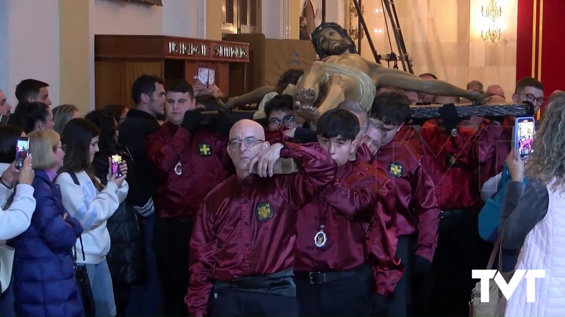 Imagen de Emotivo acto de bajada de su altar de la imagen del Cristo Crucificado 