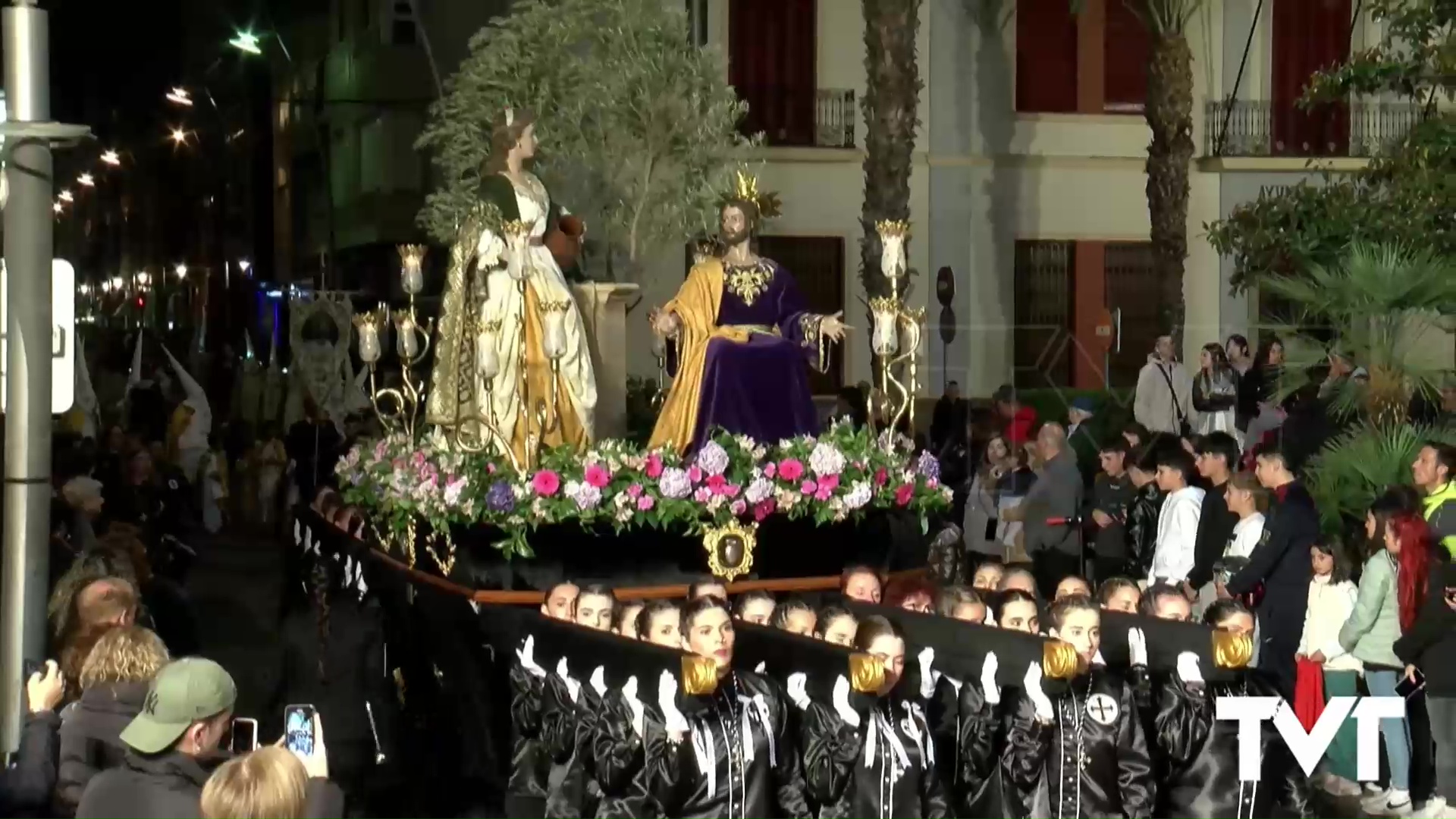 Imagen de Con incertidumbre hasta el último momento pero la procesión del Lunes Santo salió a las calles