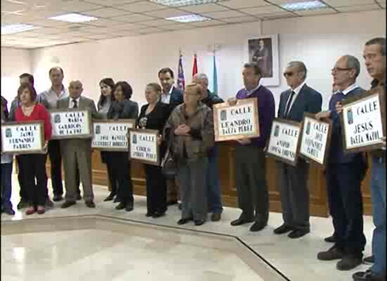 Acto de entrega de las placas con nuevas calles a maestros y pintores  de la ciudad