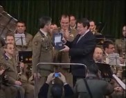 Imagen de El Alcalde De Torrevieja Entrega A La Guardia Real Escudo De Oro Del Patronato De Habaneras