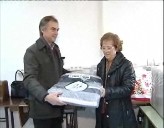 Imagen de El Rotary Club De Torrevieja Dona 125 Mantas A Cáritas De Torrevieja