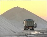 Imagen de Los Temporales De Nieve Comienzan A Dar Salida Al Stock De Sal De Las Salinas De Torrevieja