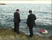 Imagen de Emotiva Ofrenda Floral En El Monumento Al Hombre Del Mar