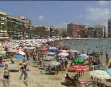 Imagen de El Temporal No Impide Que Los Bañistas Acudan A Las Playas De Torrevieja