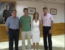 Imagen de El Acalde De Torrevieja Recibe A Raúl Manjón Jugador Del Pozo Murcia Turística Fs