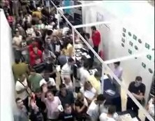 Imagen de Cientos De Personas En La Feria De Empleo De Torrevieja En Su Momento De Apertura