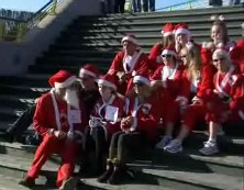 Imagen de 300 Santa Claus De Torrevieja Se Solidarizaron Con Los Enfermos De Cancer