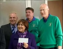 Imagen de El Coro Británico Barbershop Torrevieja Entrega Cheque De 1000€ A Apanee