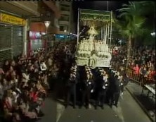 Imagen de Miles De Personas Presencian La Procesión Del Entierro Del Señor Revestida De Gran Solemnidad