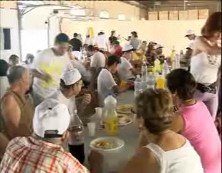 Imagen de La Cofradia De Pescadores Ofrecio Una Comida A Los Niños De Alpe Con Actuacion De Payasos