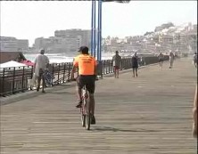 Imagen de Proteccion Civil De Torrevieja Baja A La Arena Y Suda La Camiseta Del Voluntariado 