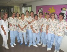 Imagen de El Departamento De Salud Torrevieja, Uniforma Con Dibujos Y Colores A La Enfermería Pediátrica.
