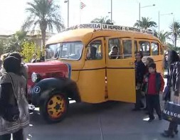 Imagen de Actos 50 Aniversario De Torrevejenses Ausentes Exposición De Coches Antiguos