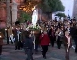 Imagen de La Virgen De Lourdes Salió A Las Calles De Torrevieja En La Procesión De Las Antorchas